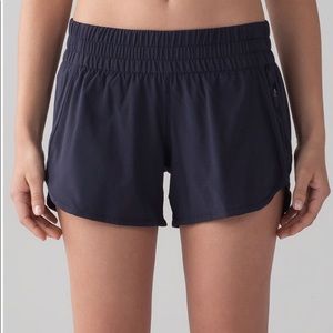 Lululemon tracker v short in midnight blue